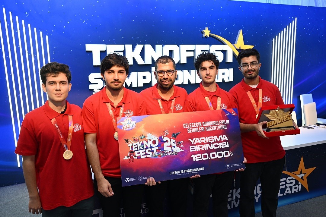 MCBÜ’lü öğrenciler ödülünü Cumhurbaşkanı Erdoğan’dan aldı