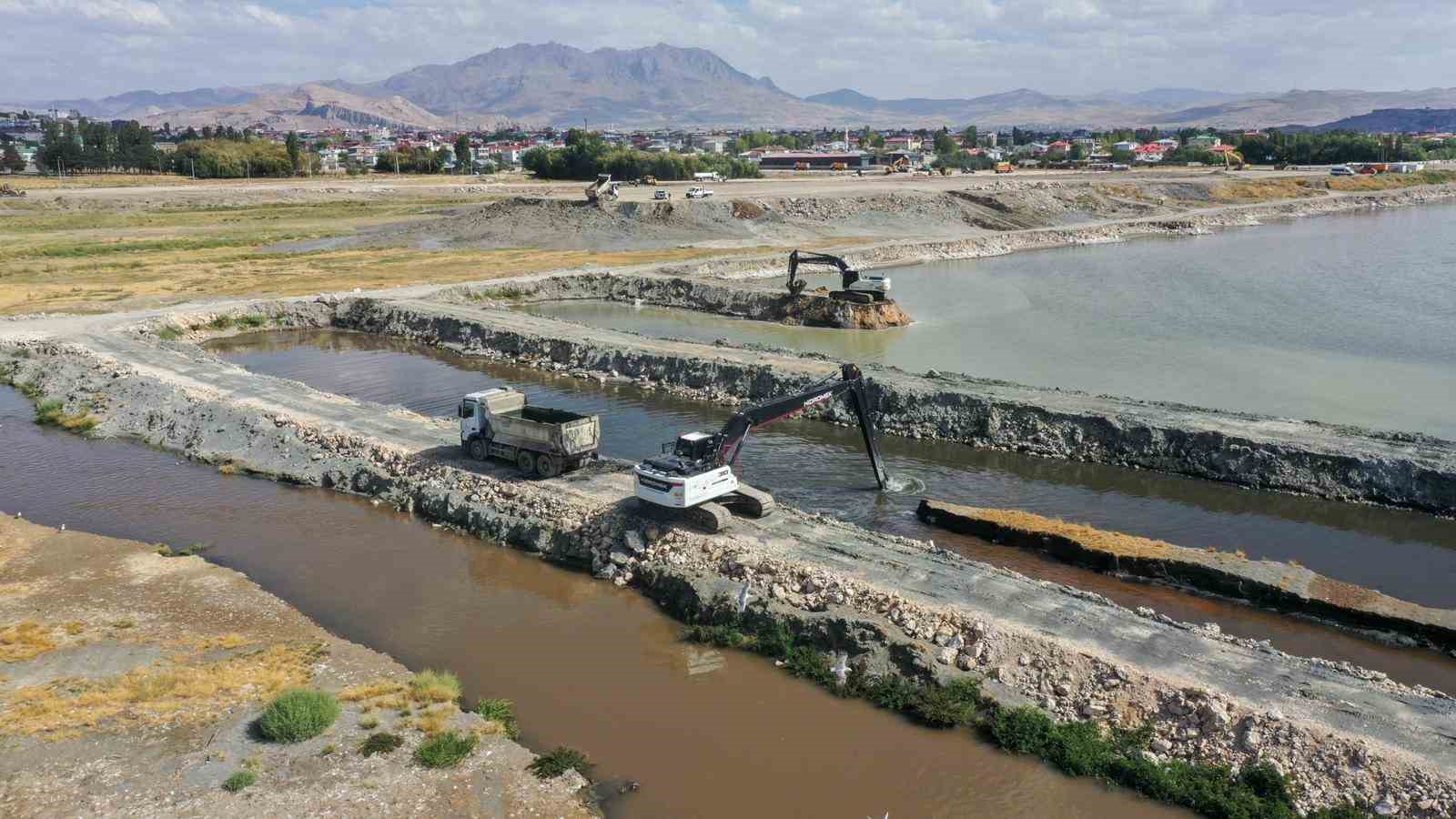 Van Gölü’nde dip çamuru temizliği devam ediyor