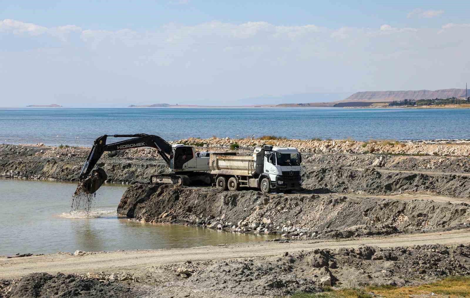 Van G&ouml;l&uuml;&rsquo;nde dip &ccedil;amuru temizliği devam ediyor
