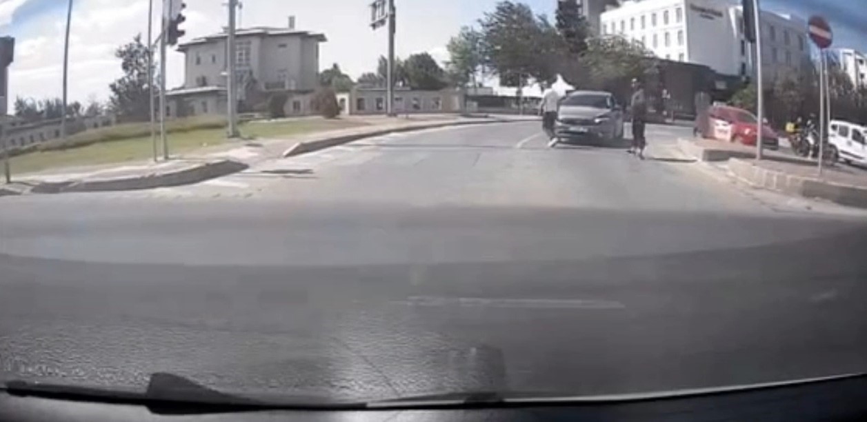 Çanakkale’de yol verme kavgası araç kamerasına yansıdı