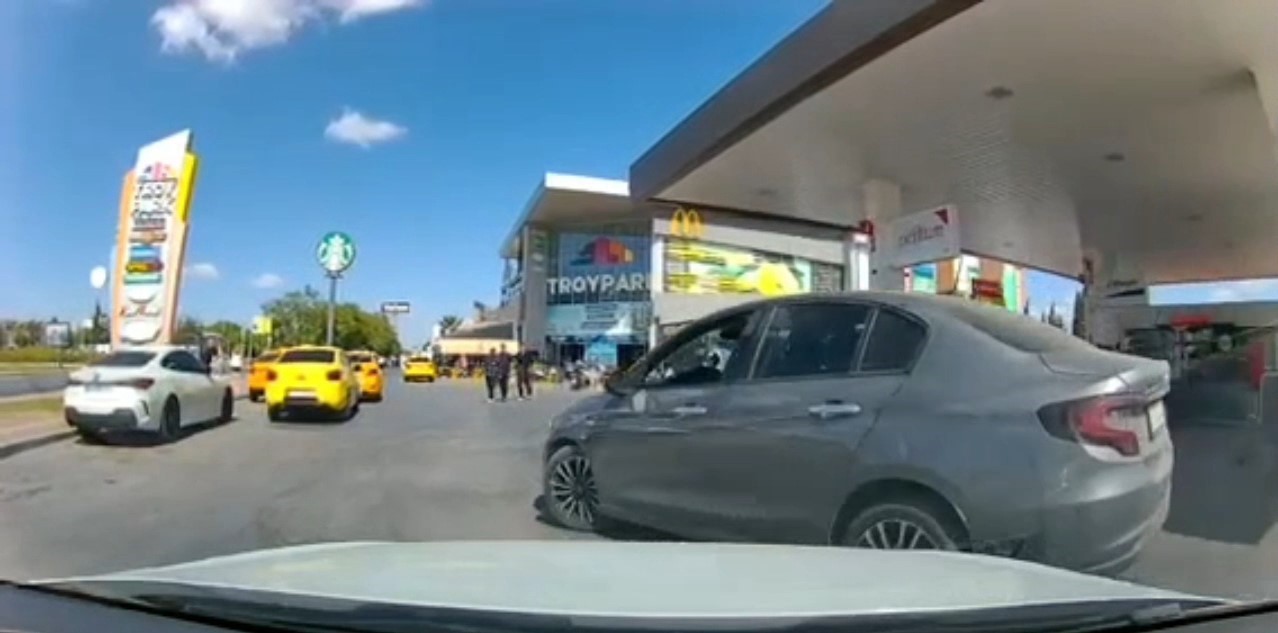 &Ccedil;anakkale&rsquo;de yol verme kavgası ara&ccedil; kamerasına yansıdı
