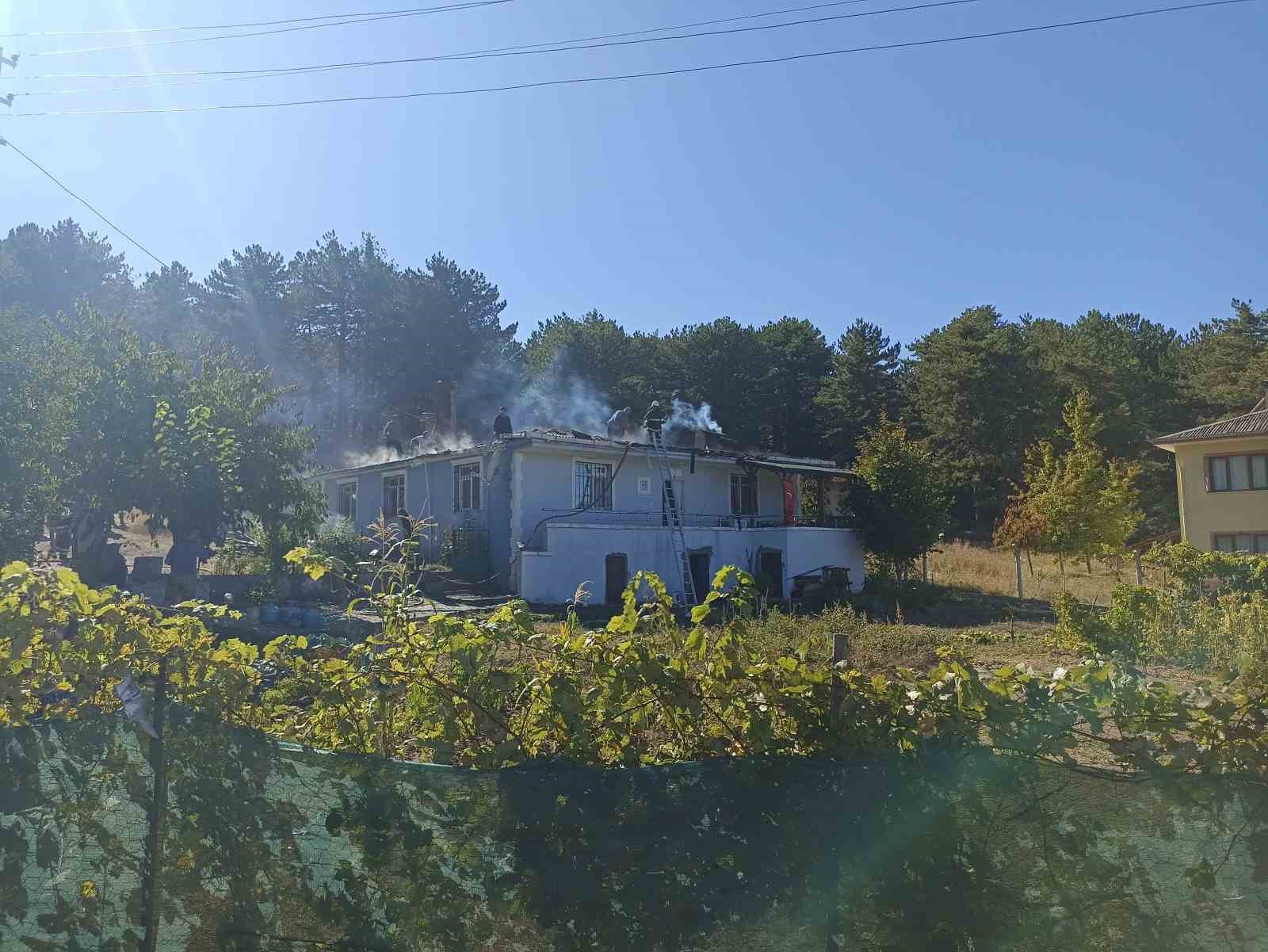 Çatısı alevlere teslim olan evi küle dönmekten ekipler kurtardı