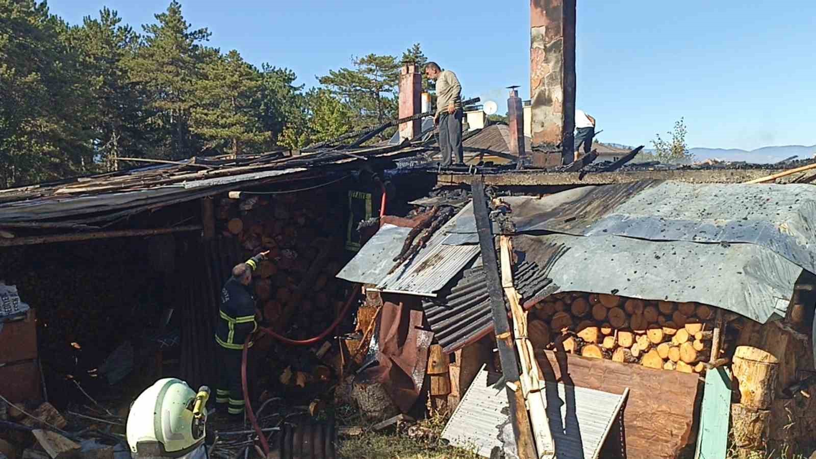 Çatısı alevlere teslim olan evi küle dönmekten ekipler kurtardı