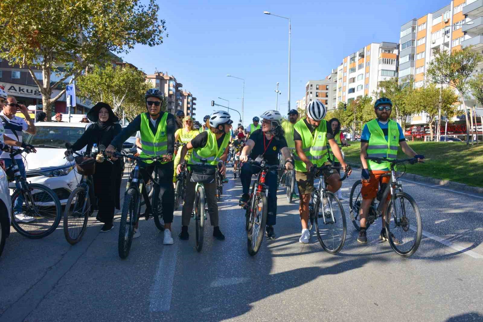 Renkli Pedallar sağlıklı bir &ccedil;evre i&ccedil;in &ccedil;evrildi
