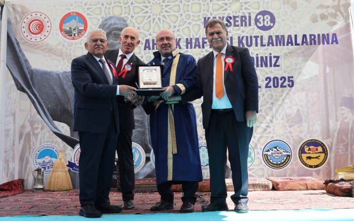 KAY&Uuml; Rekt&ouml;r&uuml; Karamustafa&rsquo;ya &rsquo;2025 Yılı Ahilik &Ouml;zel &Ouml;d&uuml;l&uuml;&rsquo; verildi
