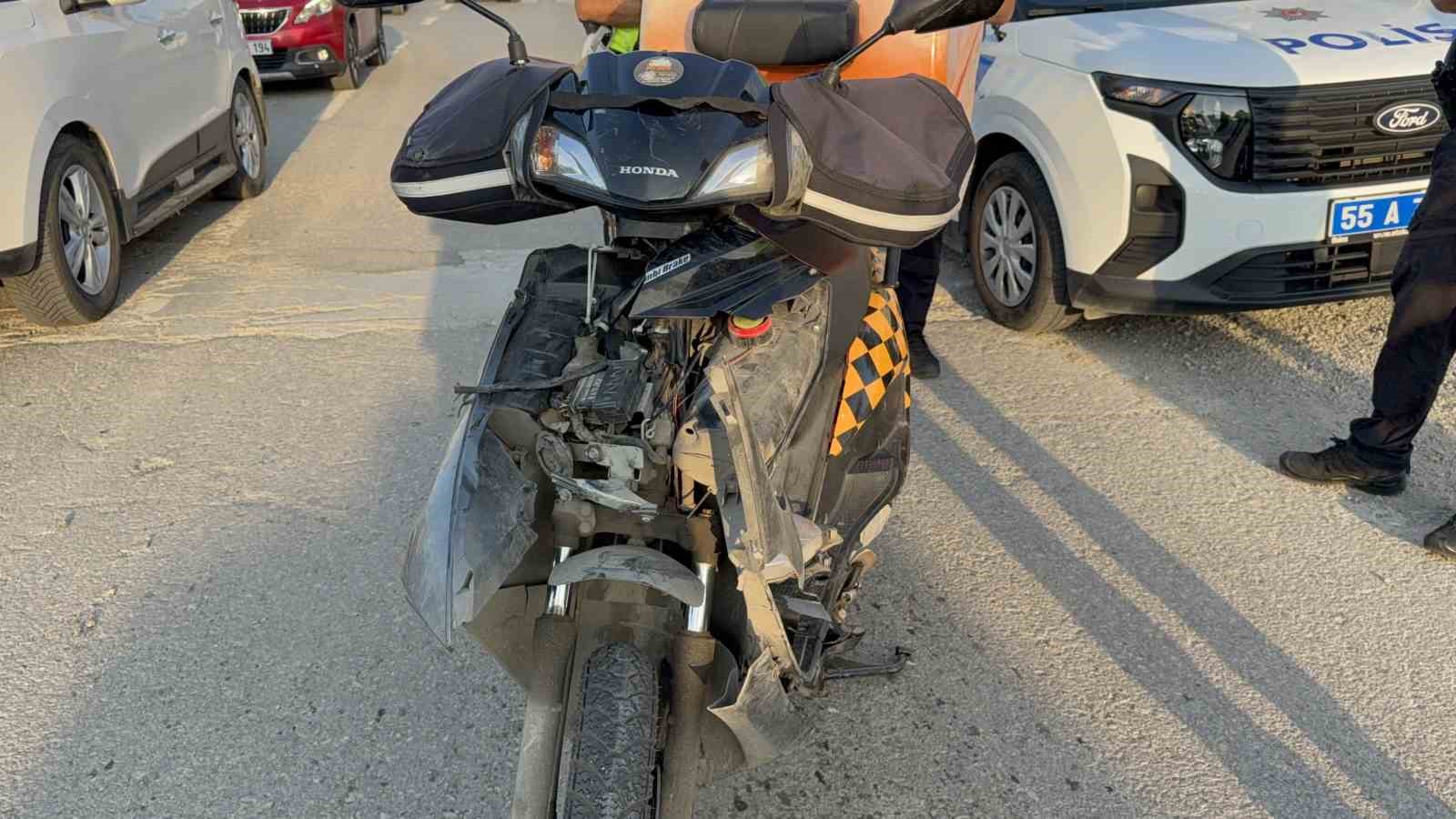 &Ouml;n&uuml;ne &ccedil;ıkan kediye &ccedil;arpmamak i&ccedil;in yavaşlayan otomobile motosiklet &ccedil;arptı: 1 yaralı
