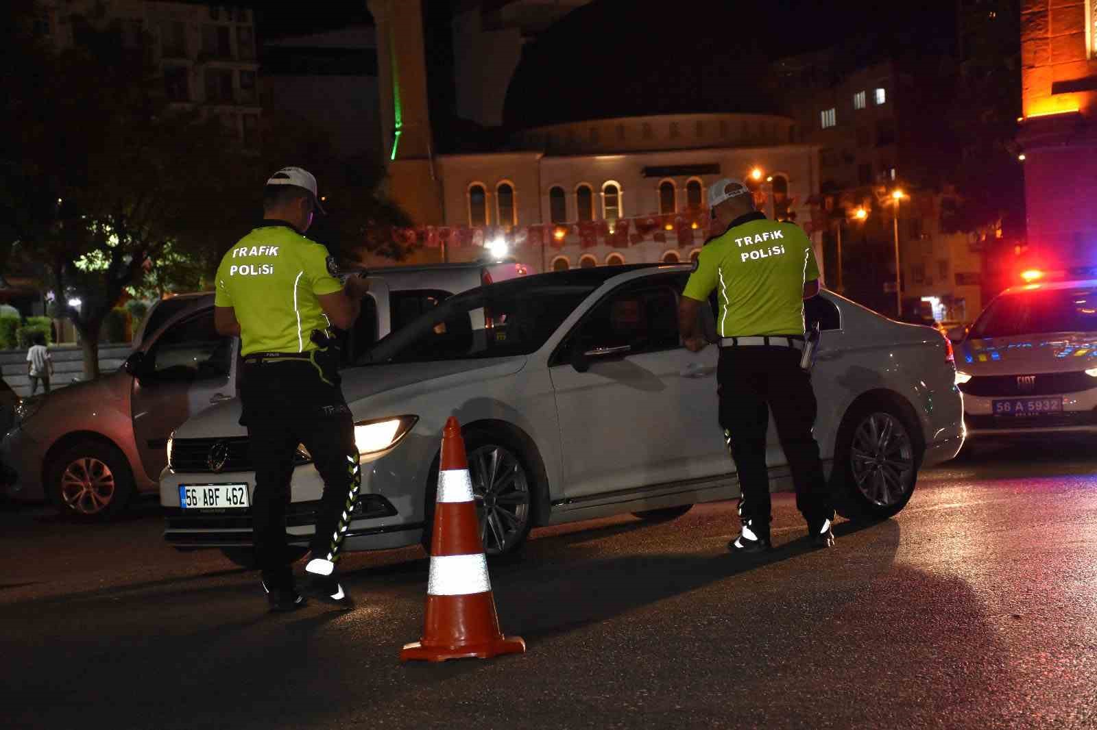 Siirt’te trafik denetimlerinde 19 araç ve sürücüsüne ceza
