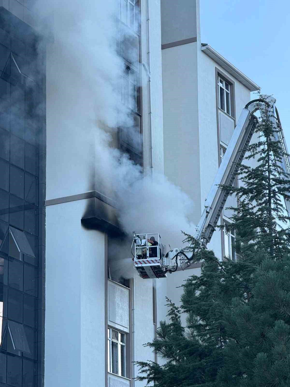 Öğrenci yurdunda yangın paniği