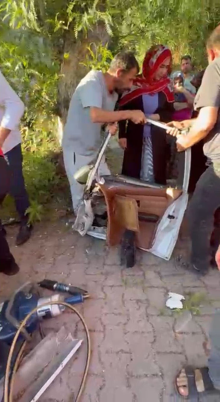 Otomobilde sıkışan yaralıyı itfaiye erleri kapıyı keserek kurtardı
