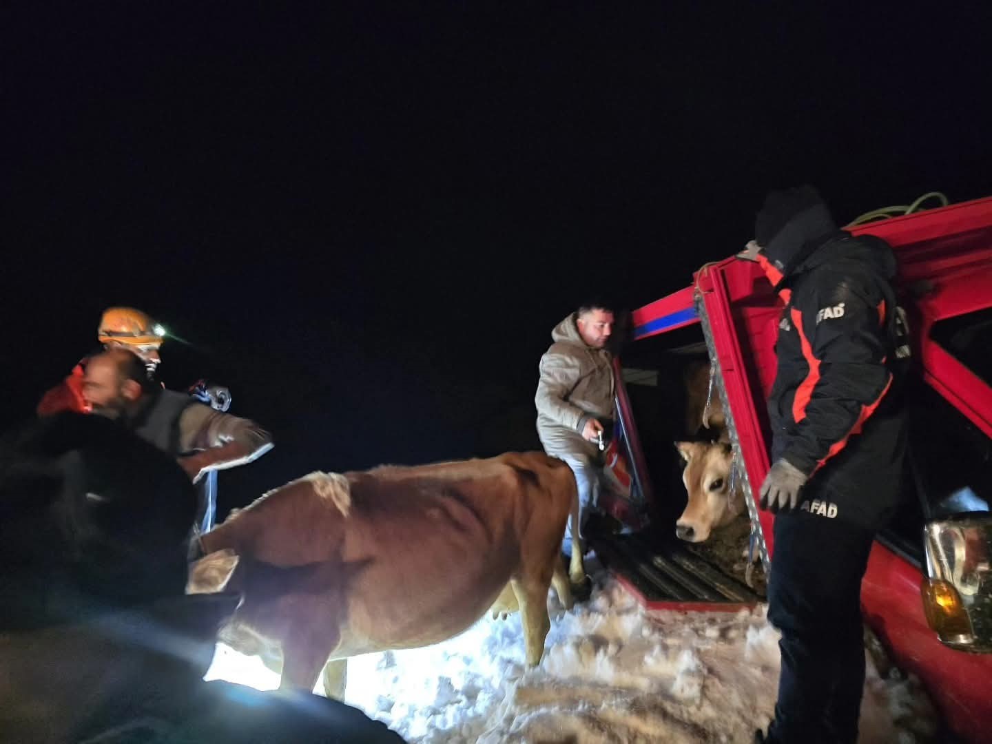 Trovit Yaylası’nda çığ sonrası mahsur kalan vatandaşlar kurtarıldı