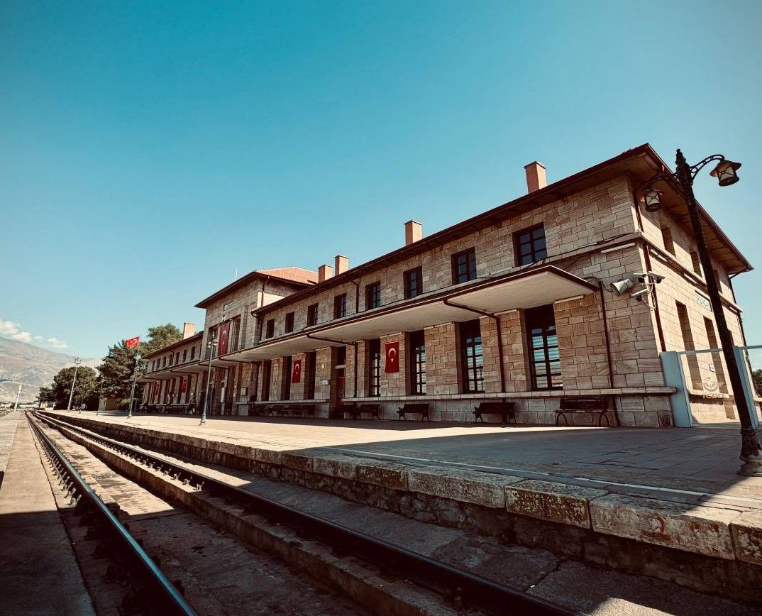 Bu gara ilk tren 1938 yılında ulaştı