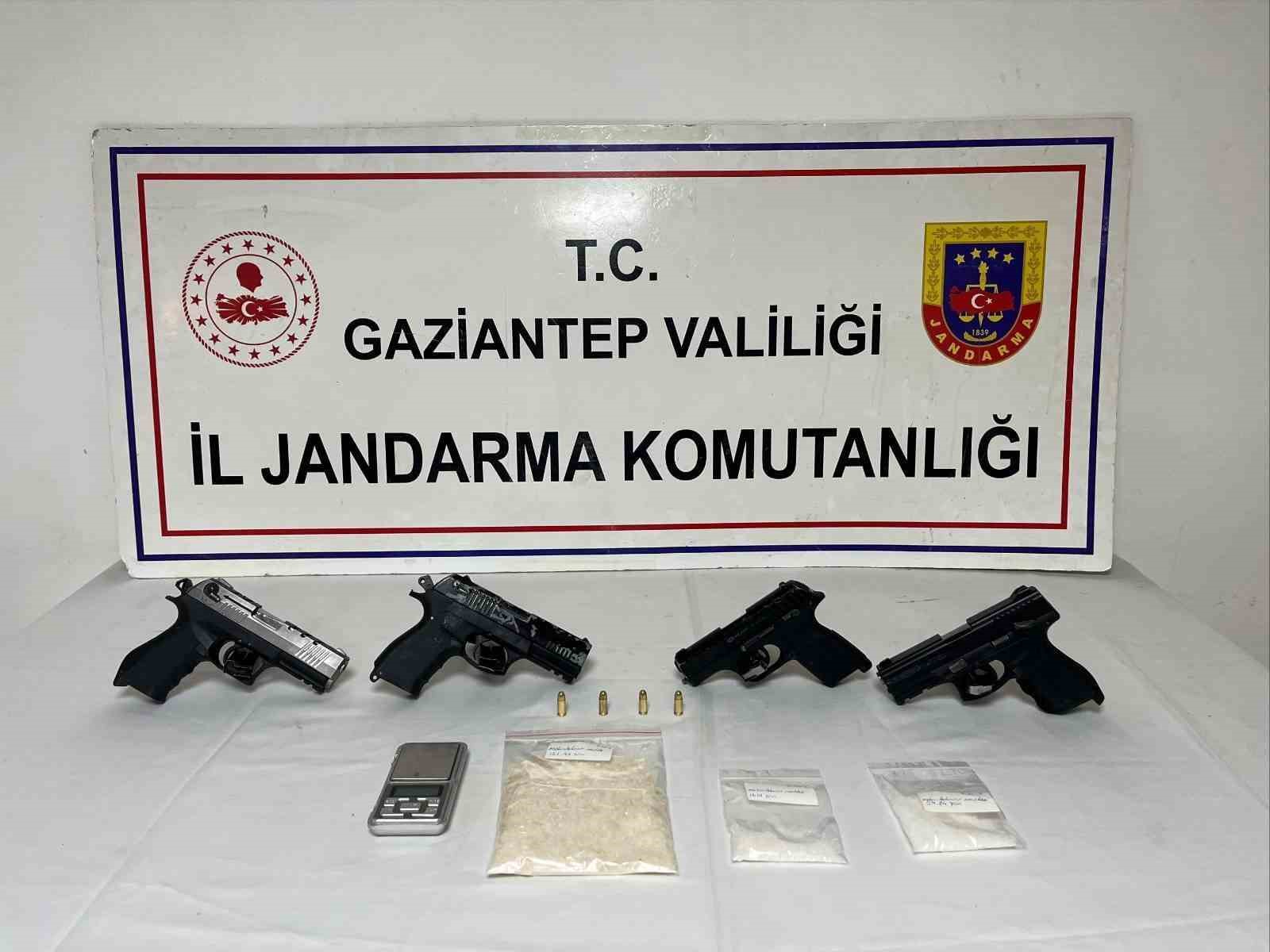 Gaziantep’te kaçak silah ve uyuşturucu operasyonu: 3 şahıs tutuklandı
