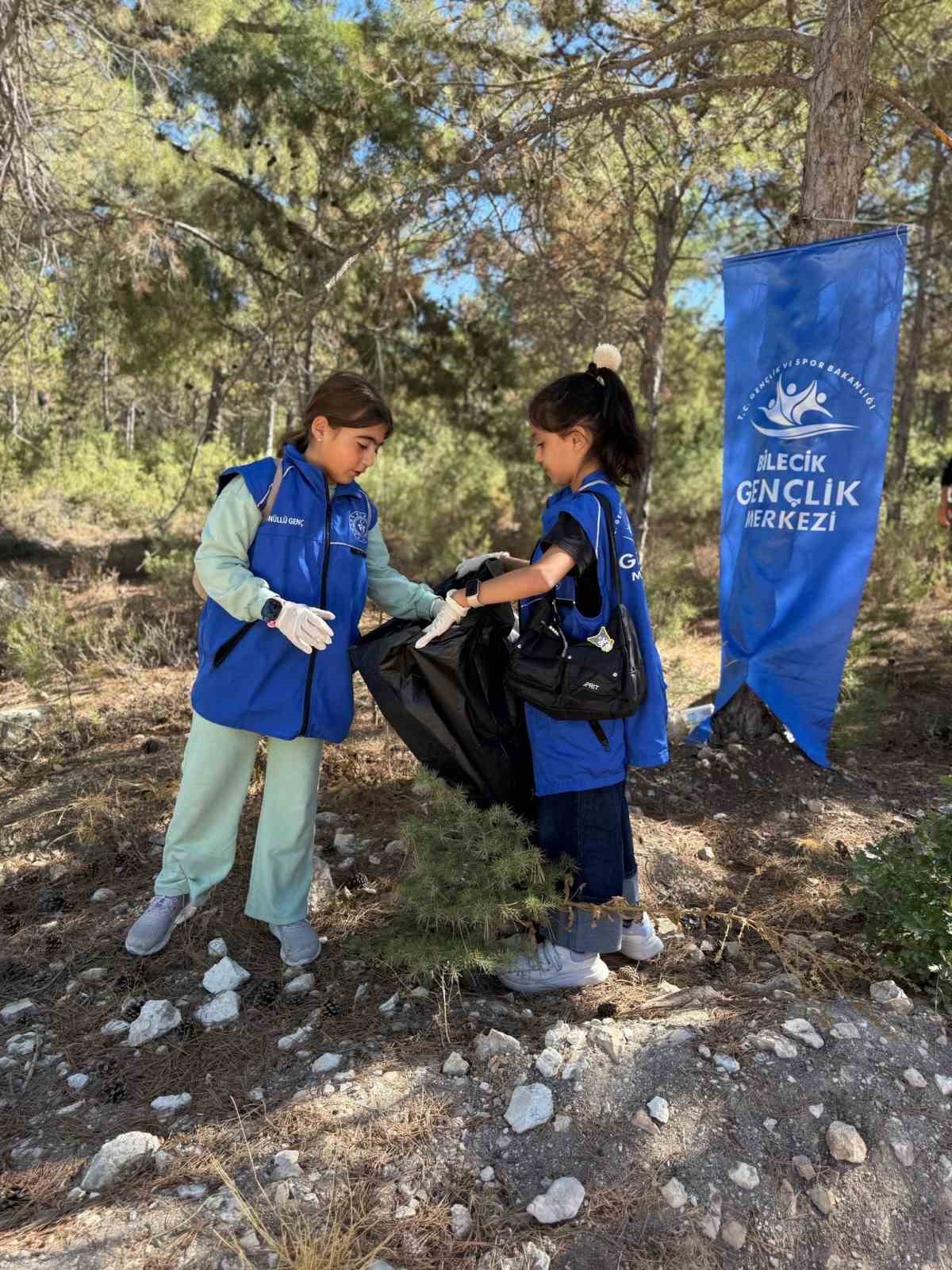 Bilecik’te Atatürk Ormanı’nda temizlik çalışması gerçekleştirildi