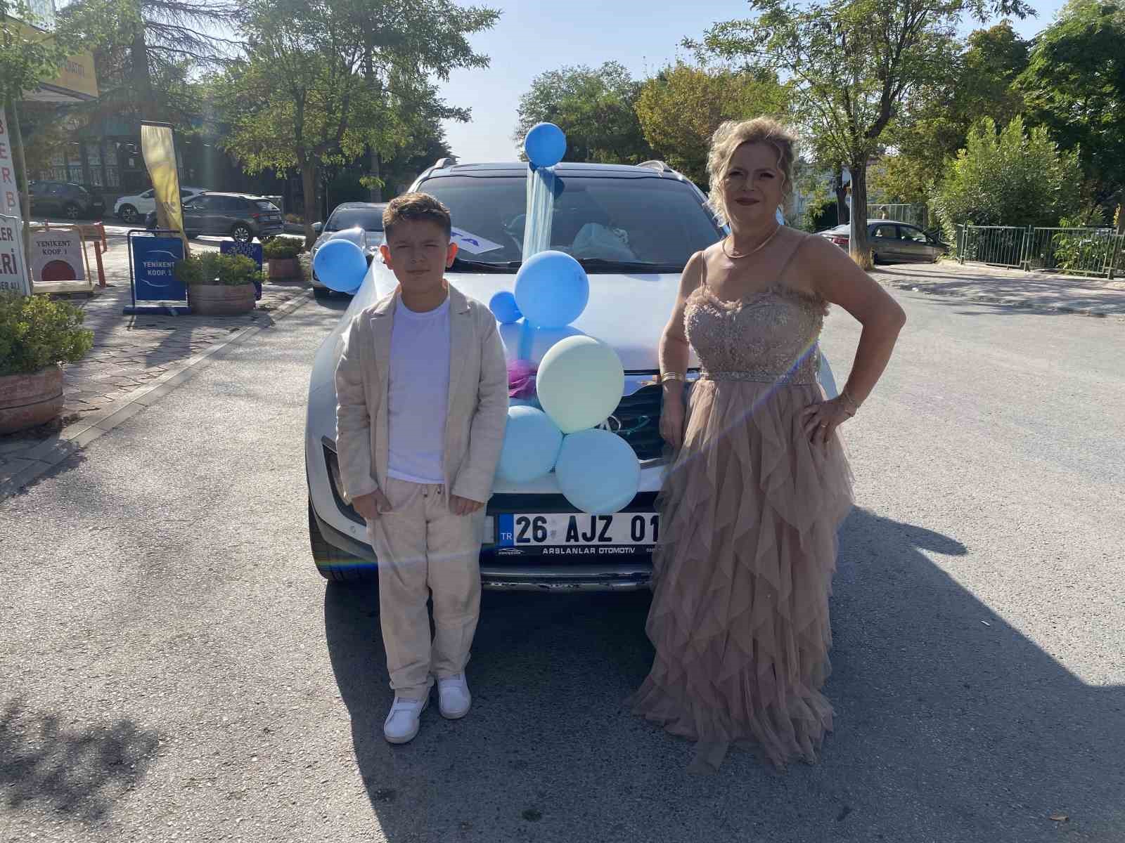 Çalışır durumdaki sünnet aracını farklılık olsun diye çekici ile taşıdılar