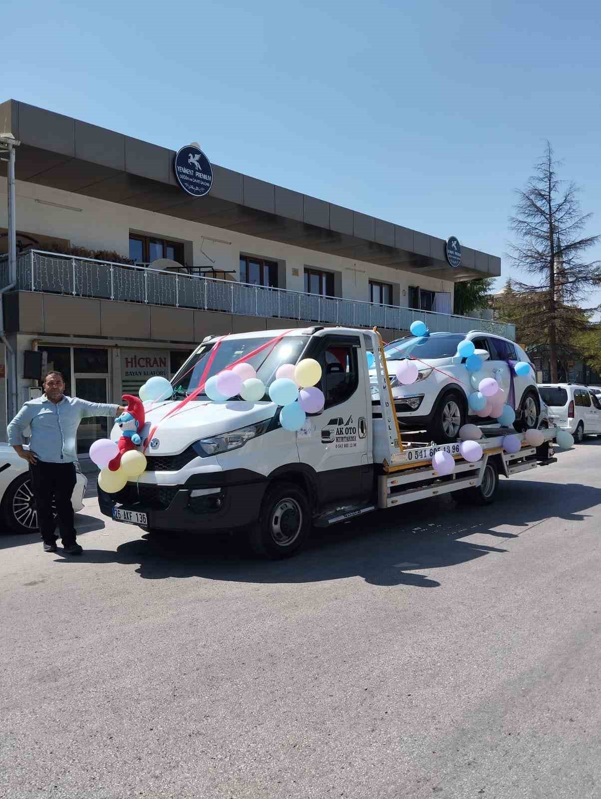 &Ccedil;alışır durumdaki s&uuml;nnet aracını farklılık olsun diye &ccedil;ekici ile taşıdılar
