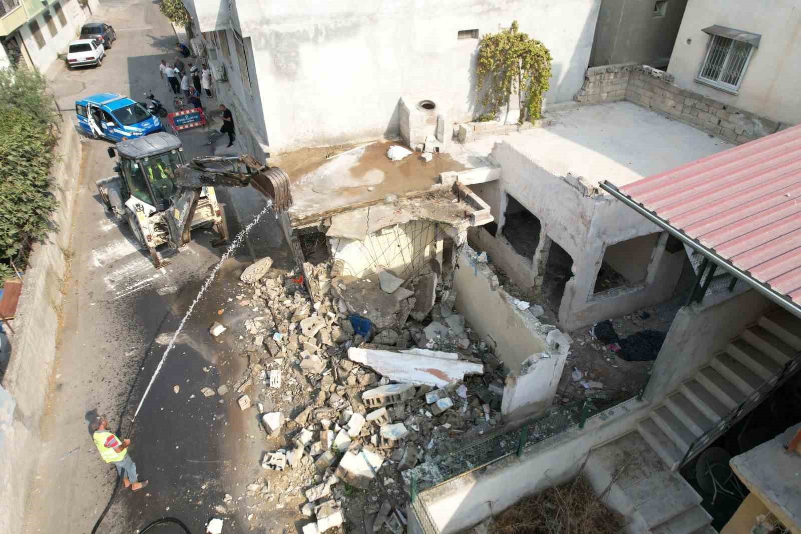 Mersin’de metruk bina kontrollü şekilde yıkıldı