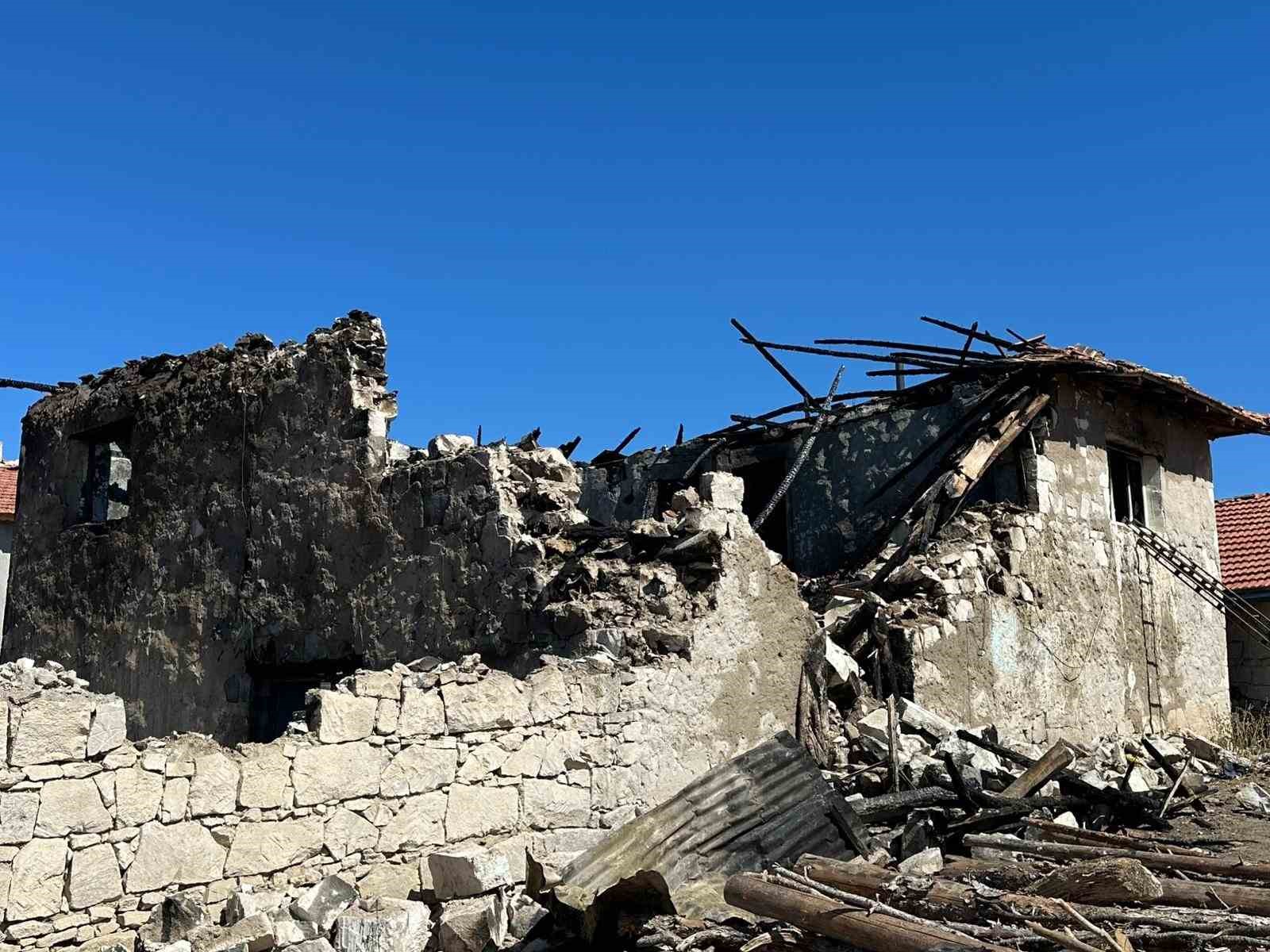 K&uuml;tahya İl Genel Meclisinden evi yanan k&ouml;y muhtarına "Ge&ccedil;miş olsun" ziyareti
