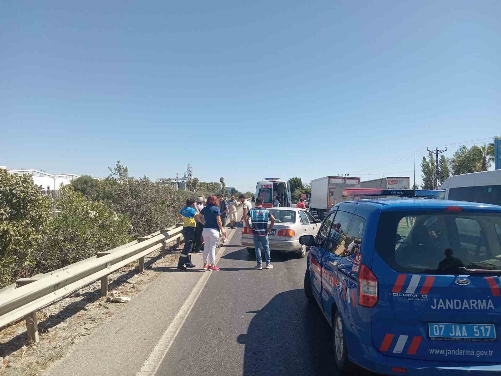 Manavgat&rsquo;ta motosiklet ile otomobil &ccedil;arpıştı: 2 yaralı
