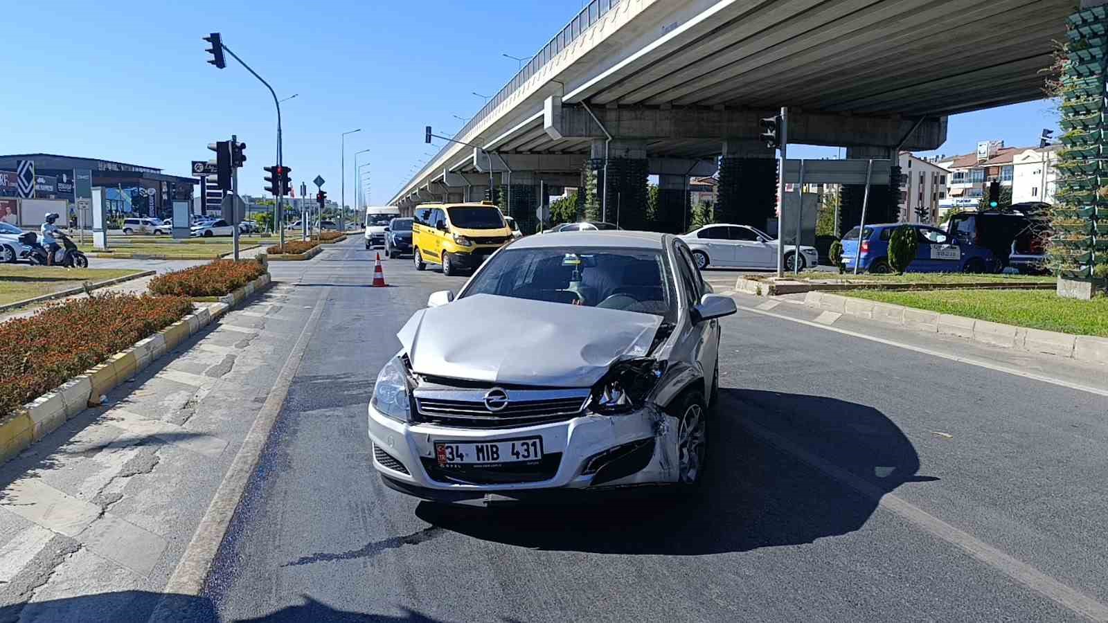 Kırmızı ışık ihlali kazaya yol açtı: 1 yaralı