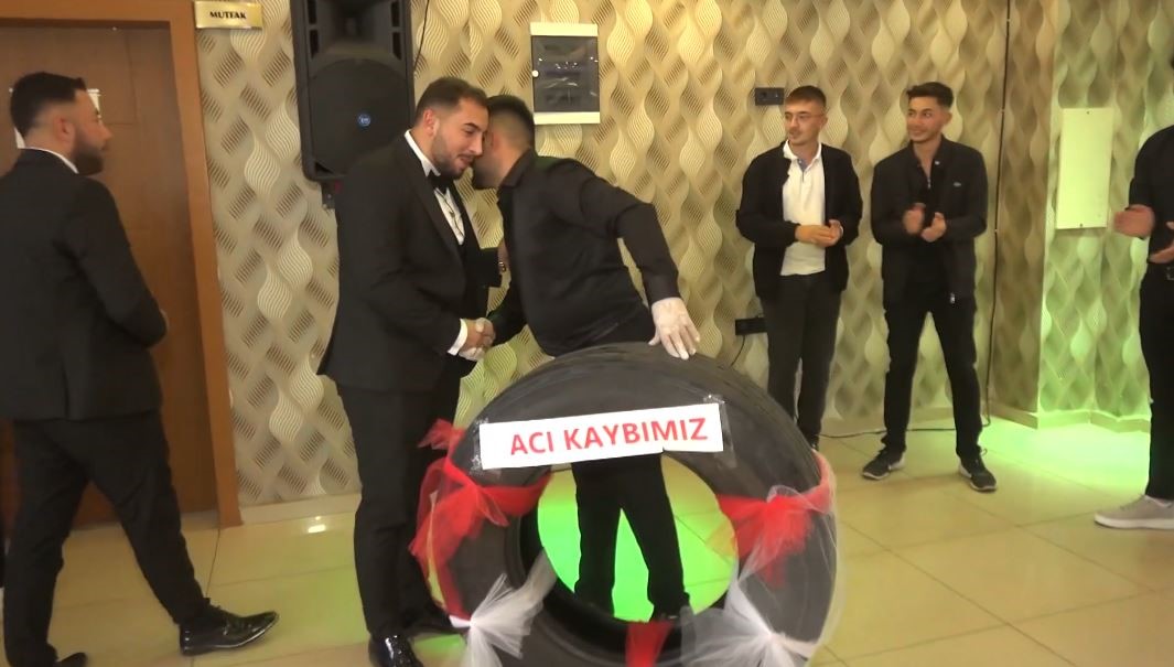 Damadın arkadaşlarından bir adet tır lastiği