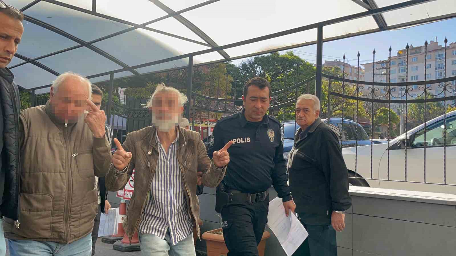 Yaşlı adamı darp eden şahıs adliye girişinde gazetecilere kendini savundu