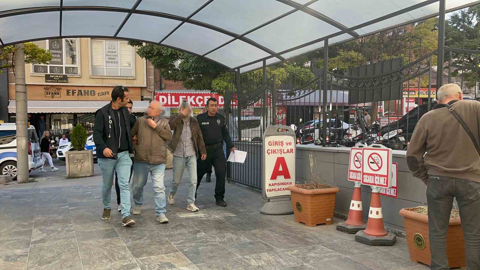 Yaşlı adamı darp eden şahıs adliye girişinde gazetecilere kendini savundu
