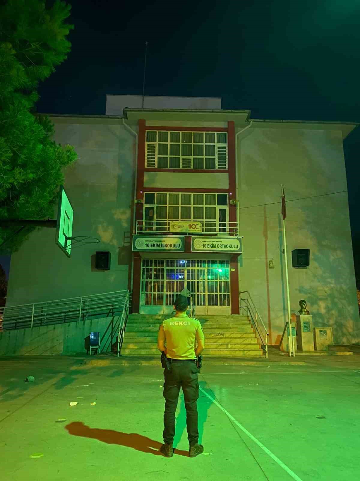 Manisa&rsquo;da okul &ccedil;evreleri gece boyunca denetlendi
