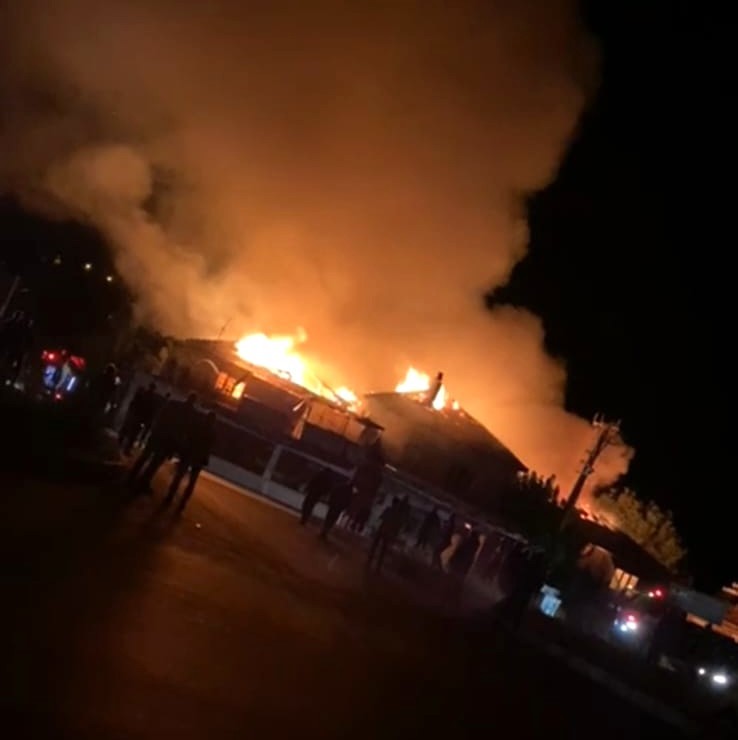 Şaphane&rsquo;de &ccedil;ıkan yangından 2 ev tamamen yandı, 1 evde hasar oluştu
