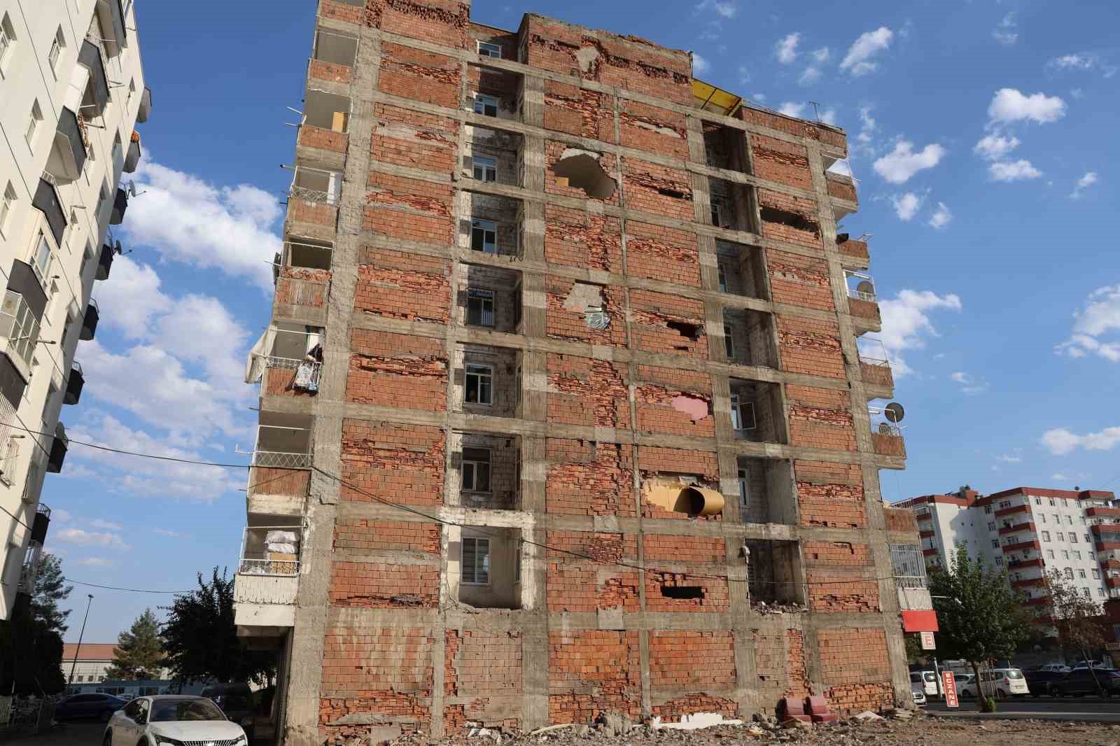 Araba geçerken bile sallanıyor: Yıkım esnasında ağır hasara dönüşen binanın sakinleri adına ’tam yargı’ davası açıldı