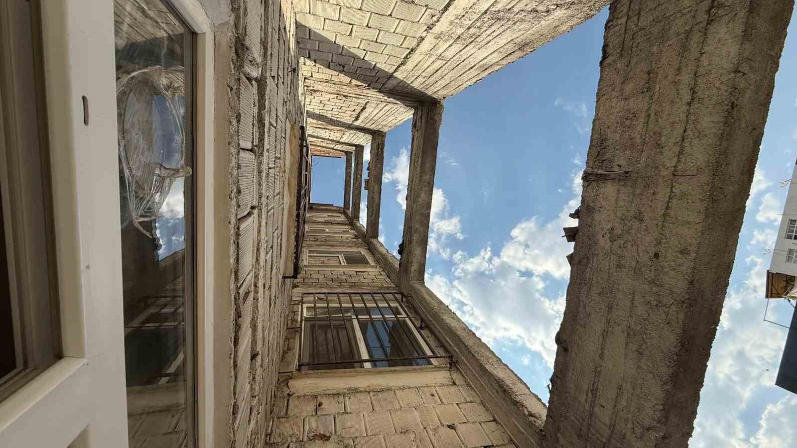 Araba geçerken bile sallanıyor: Yıkım esnasında ağır hasara dönüşen binanın sakinleri adına ’tam yargı’ davası açıldı