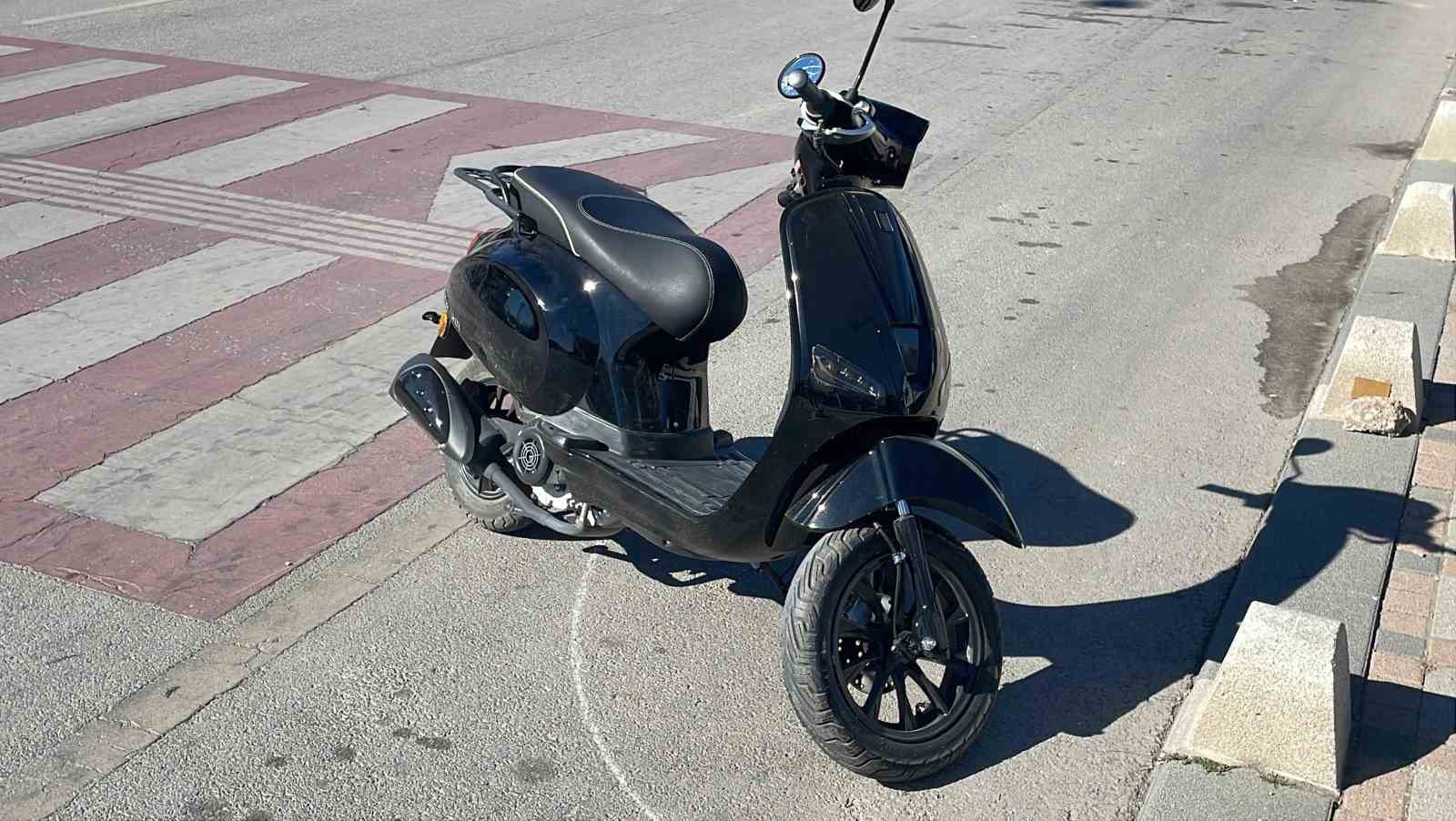 Karaman’da Fiat otomobille çarpışan motosikletli yaralandı