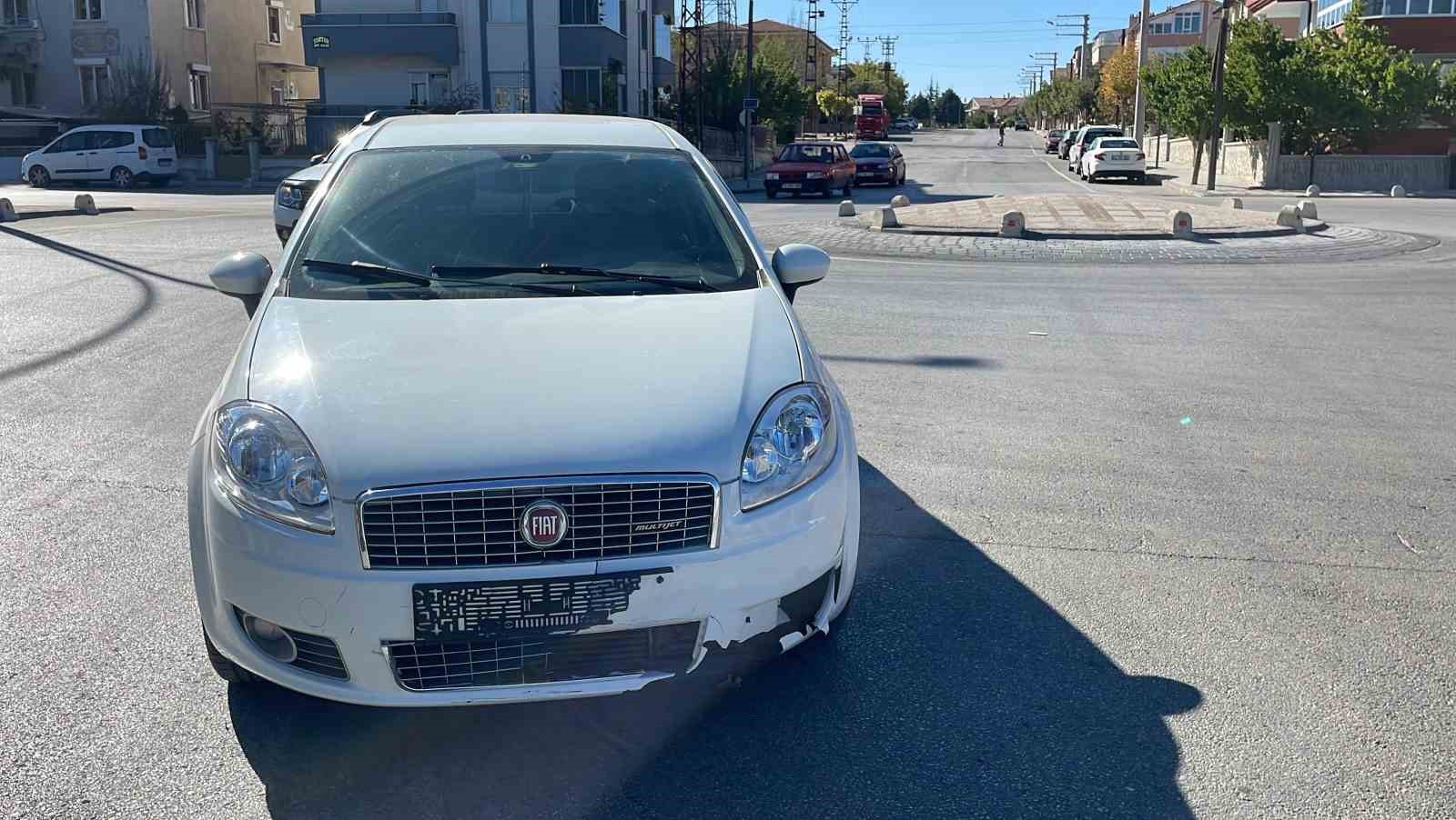 Karaman&rsquo;da Fiat otomobille &ccedil;arpışan motosikletli yaralandı
