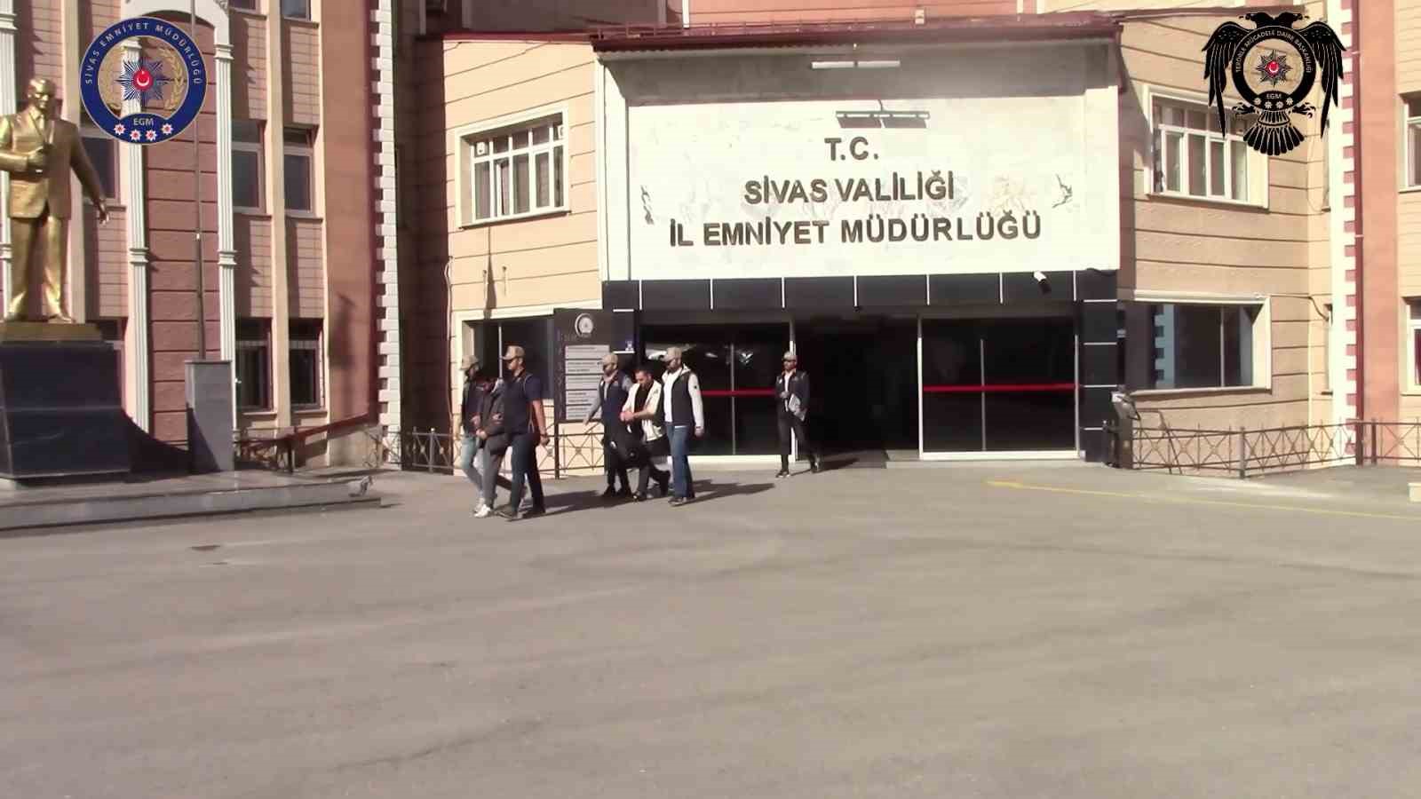 Yeniden örgütlenme çabasındaki 4 FETÖ mensubu yakalandı