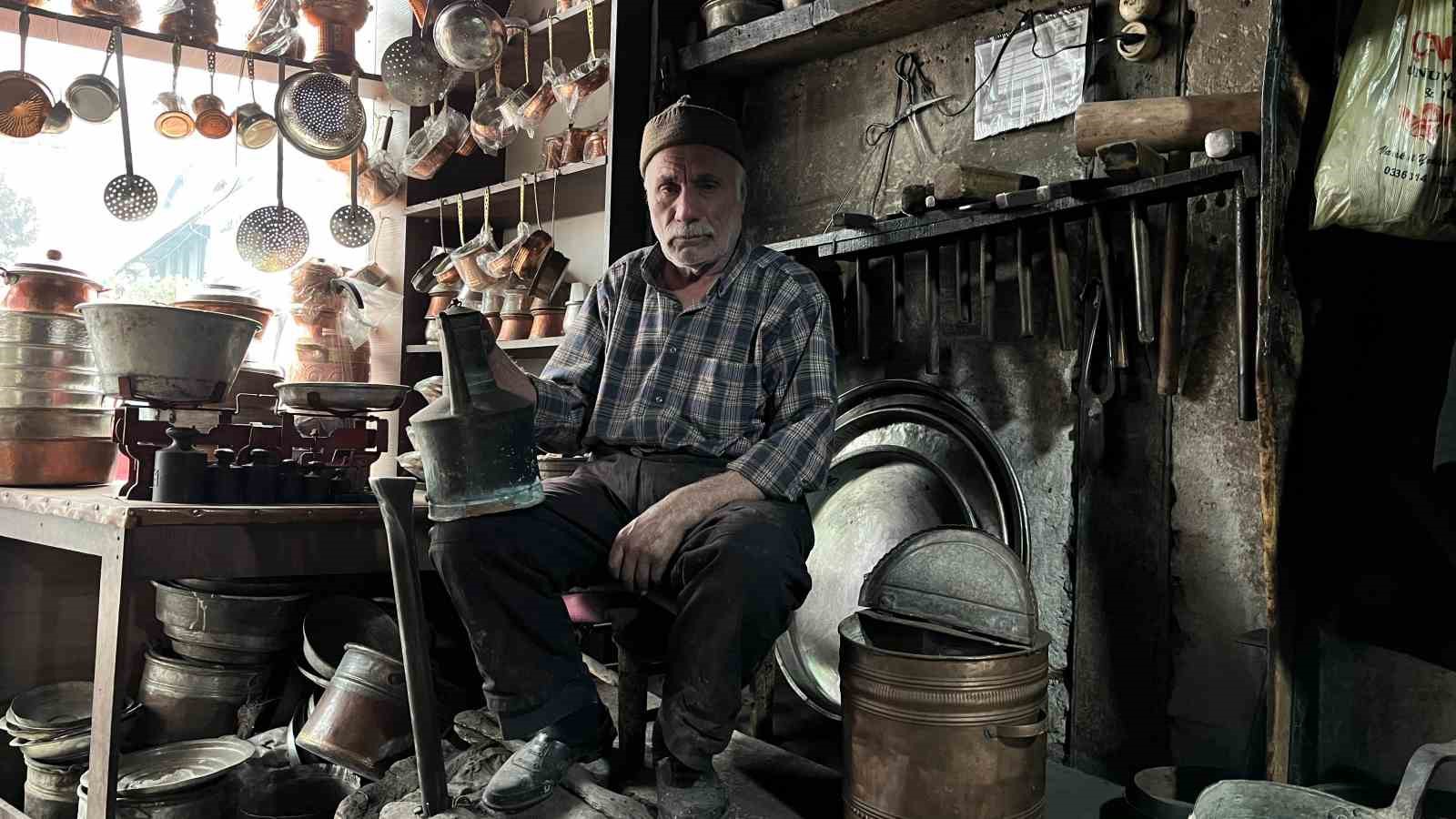 Yaşına aldırış etmeyen usta, unutulmaya yüz tutan mesleğini aşkla yapıyor