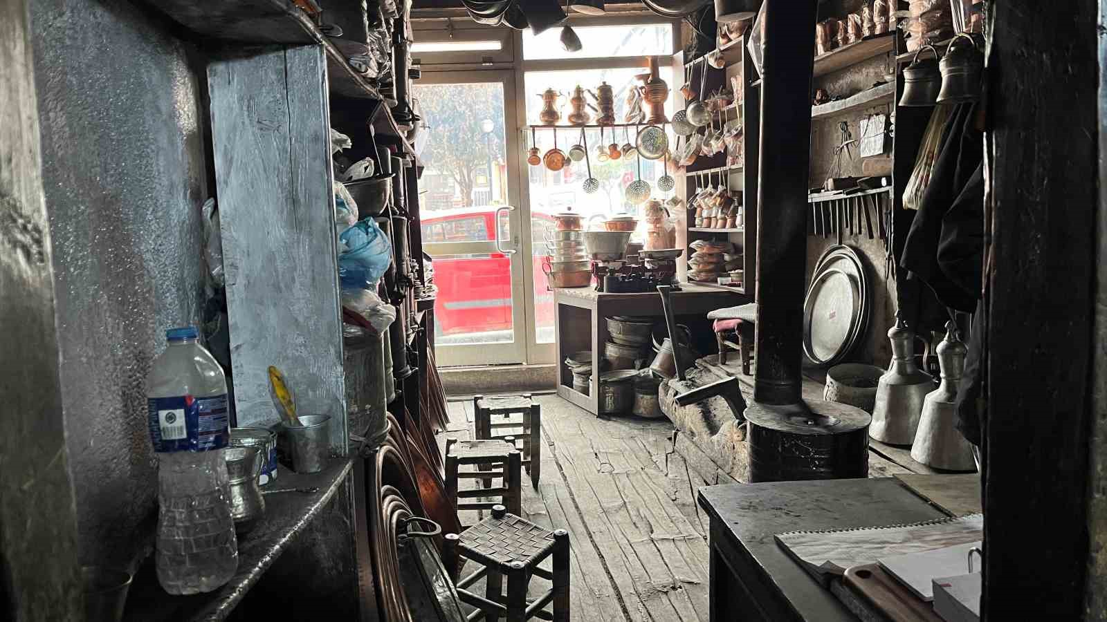 Yaşına aldırış etmeyen usta, unutulmaya yüz tutan mesleğini aşkla yapıyor