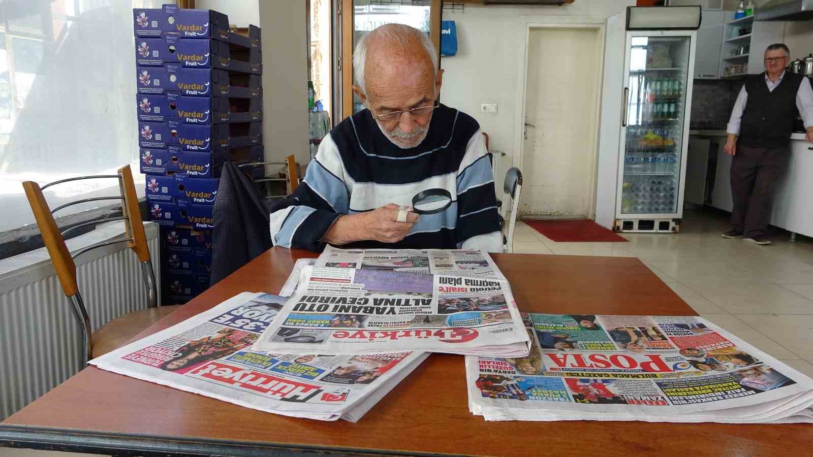 Gazeteleri b&uuml;y&uuml;te&ccedil;le okuyor
