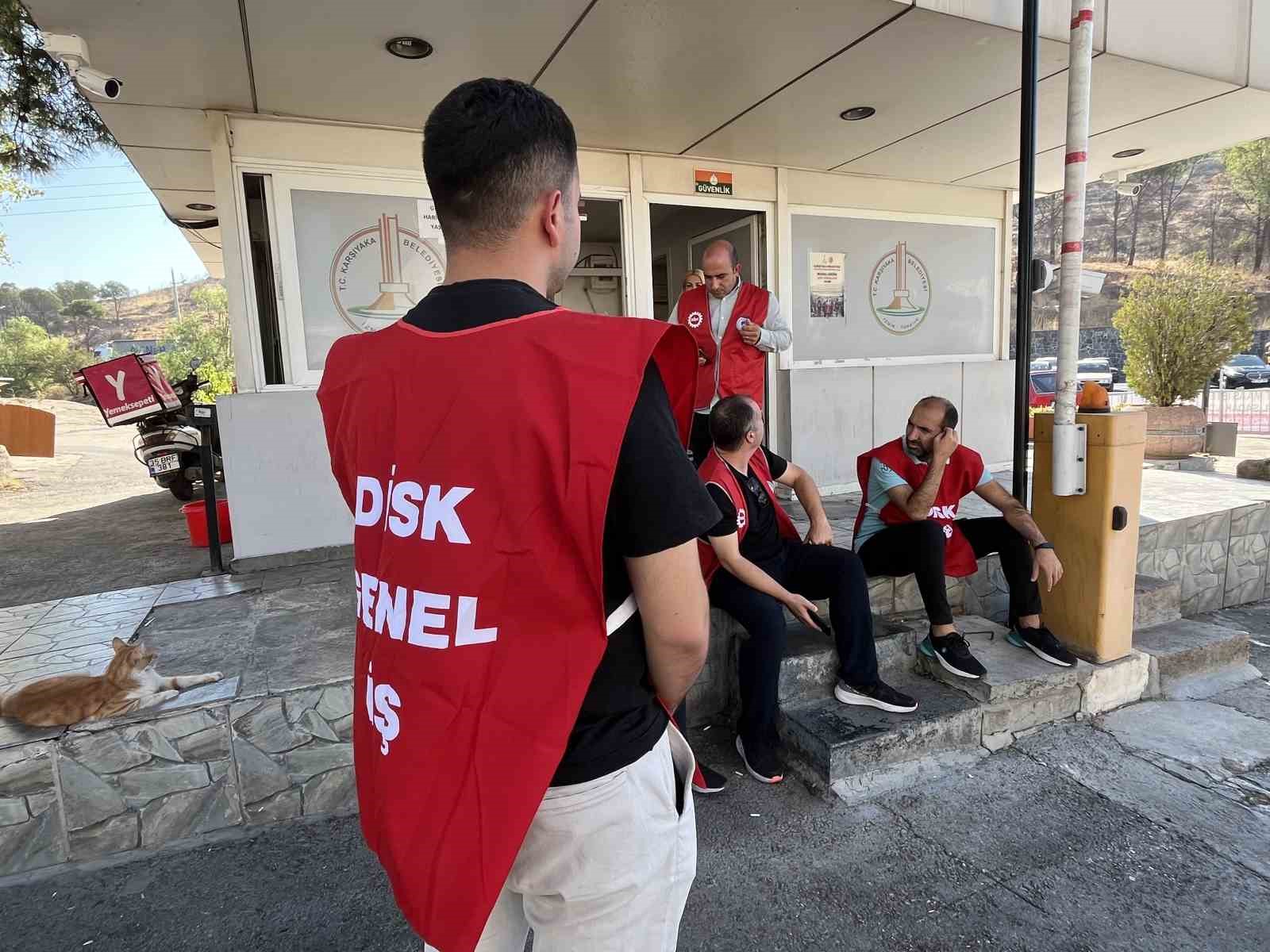 Karşıyaka Belediyesinde maaş alamayan iş&ccedil;iler s&uuml;resiz iş bıraktı
