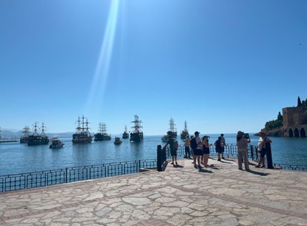 Kruvaziyer gemisi bin 769 yolcu 733 m&uuml;rettebatlı Alanya&rsquo;ya demirledi
