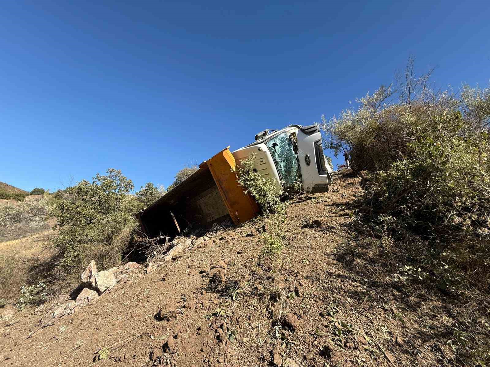 Çorum’da freni boşalan hafriyat kamyonı şarampole devrildi: 1 yaralı