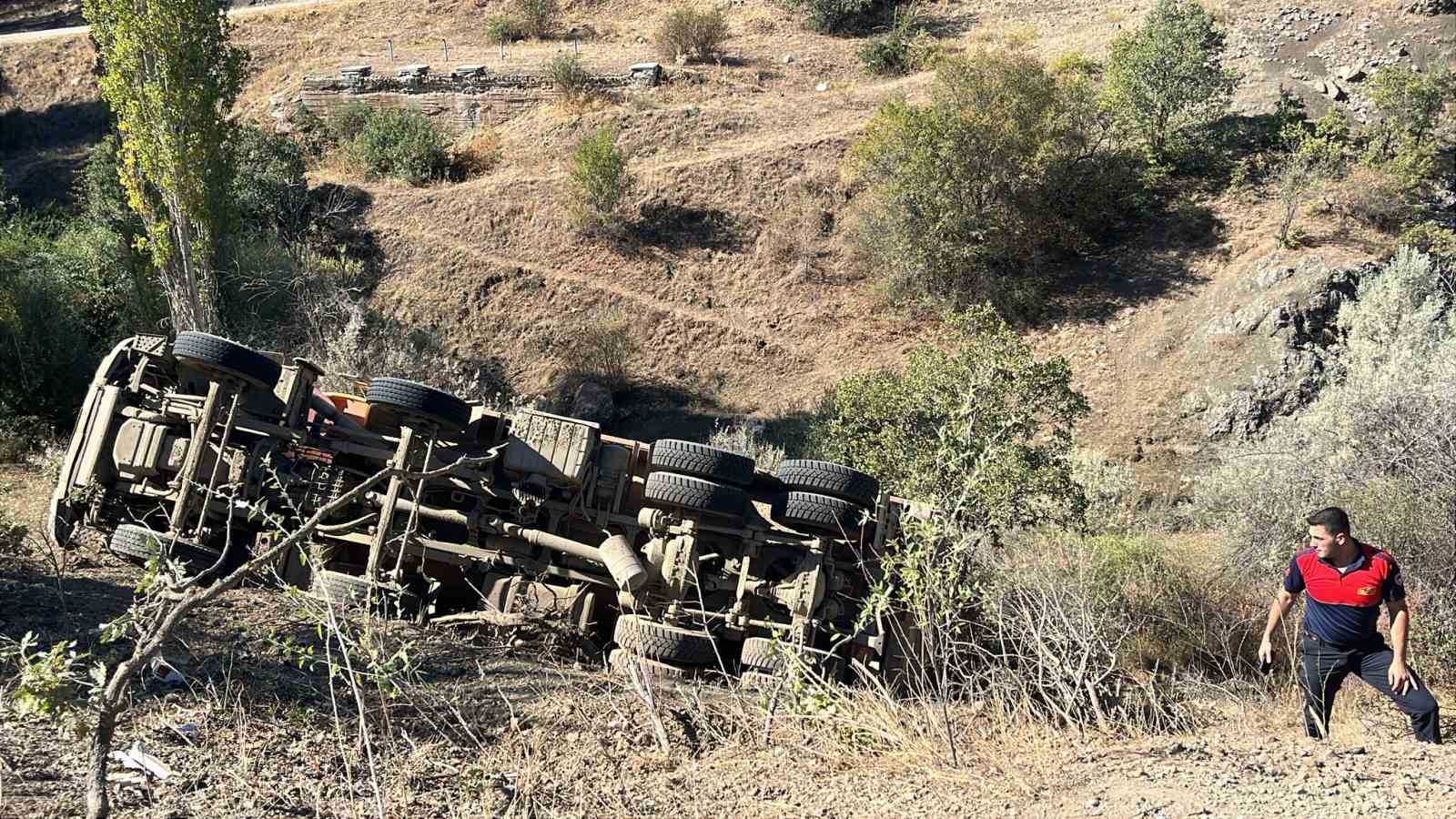 &Ccedil;orum&rsquo;da freni boşalan hafriyat kamyonı şarampole devrildi: 1 yaralı
