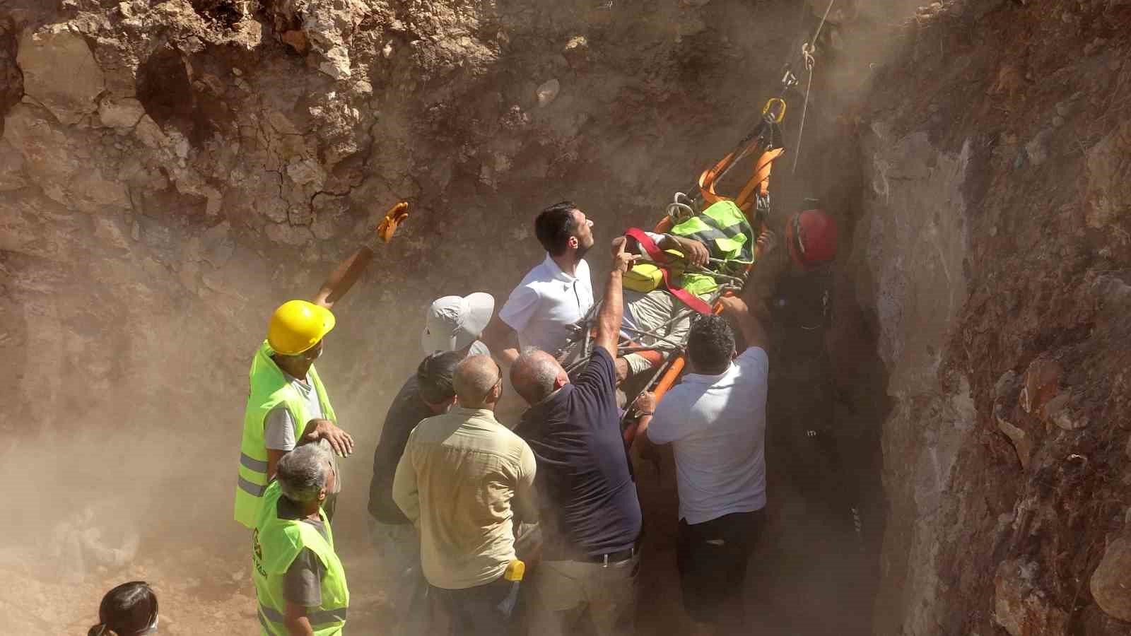 İnşaattan düşüp koluna demir saplanan işçiye kurtarma operasyonu