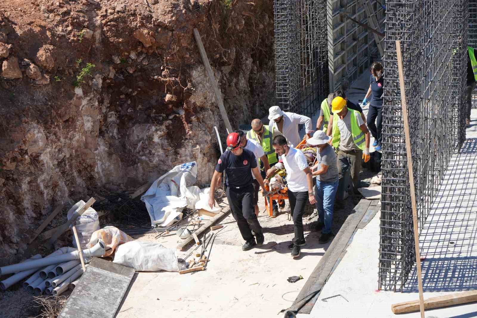 İnşaattan d&uuml;ş&uuml;p koluna demir saplanan iş&ccedil;iye kurtarma operasyonu

