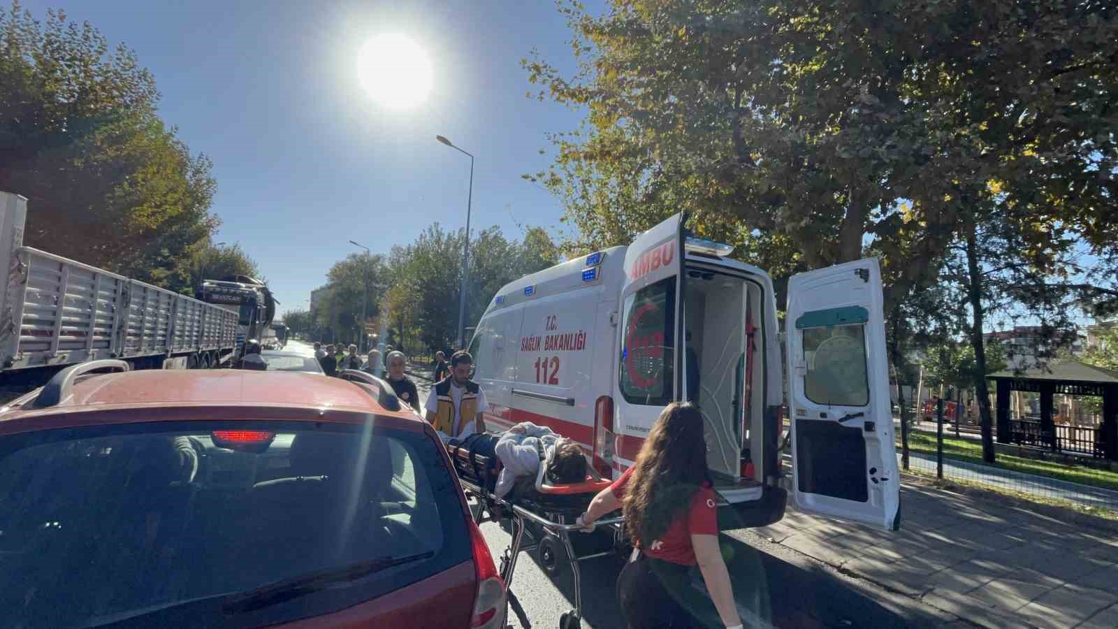 &Ccedil;orlu&rsquo;da otomobil yayaya &ccedil;arptı
