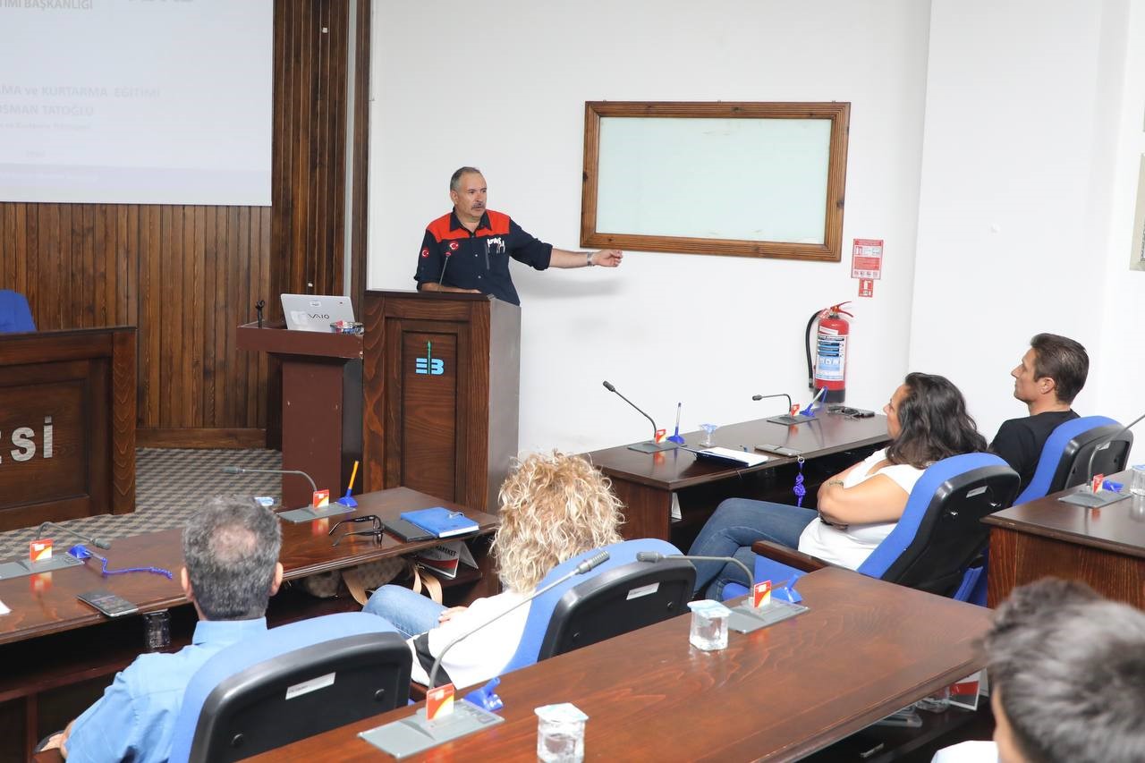 İDA-SAR Arama Kurtarma Ekibine enkazda kurtarma eğitimi