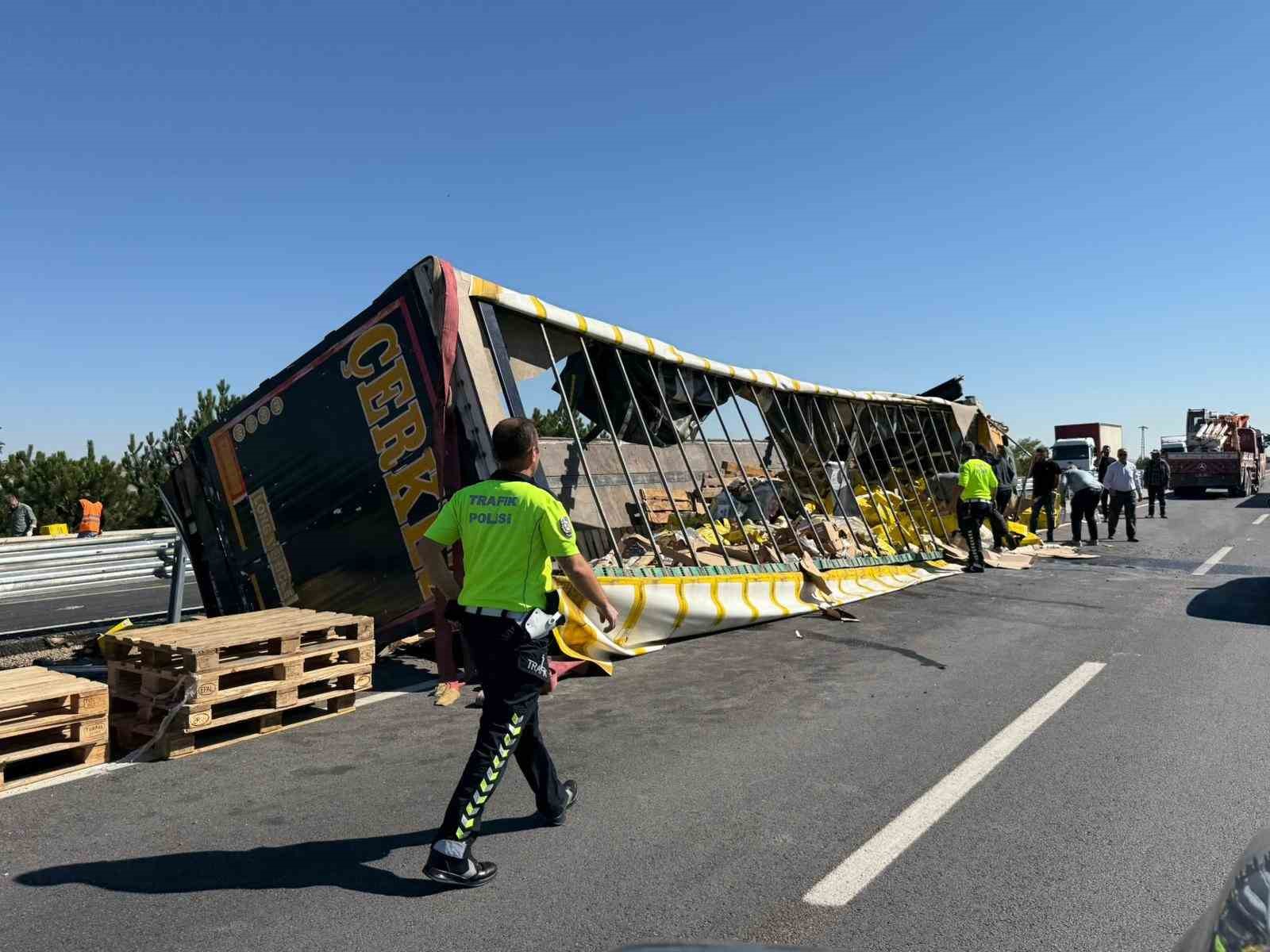 Sıvı yağ yüklü tır devrildi