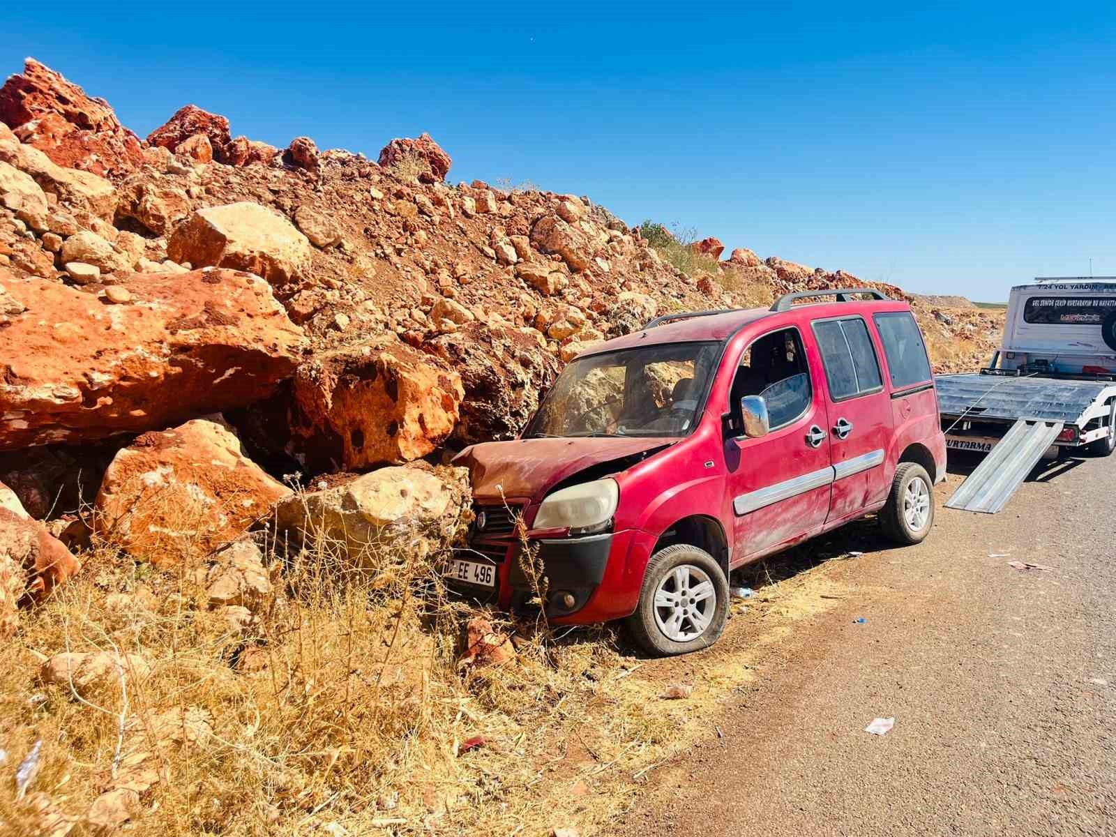 Hafif ticari araç şarampole çarptı: 3 yaralı