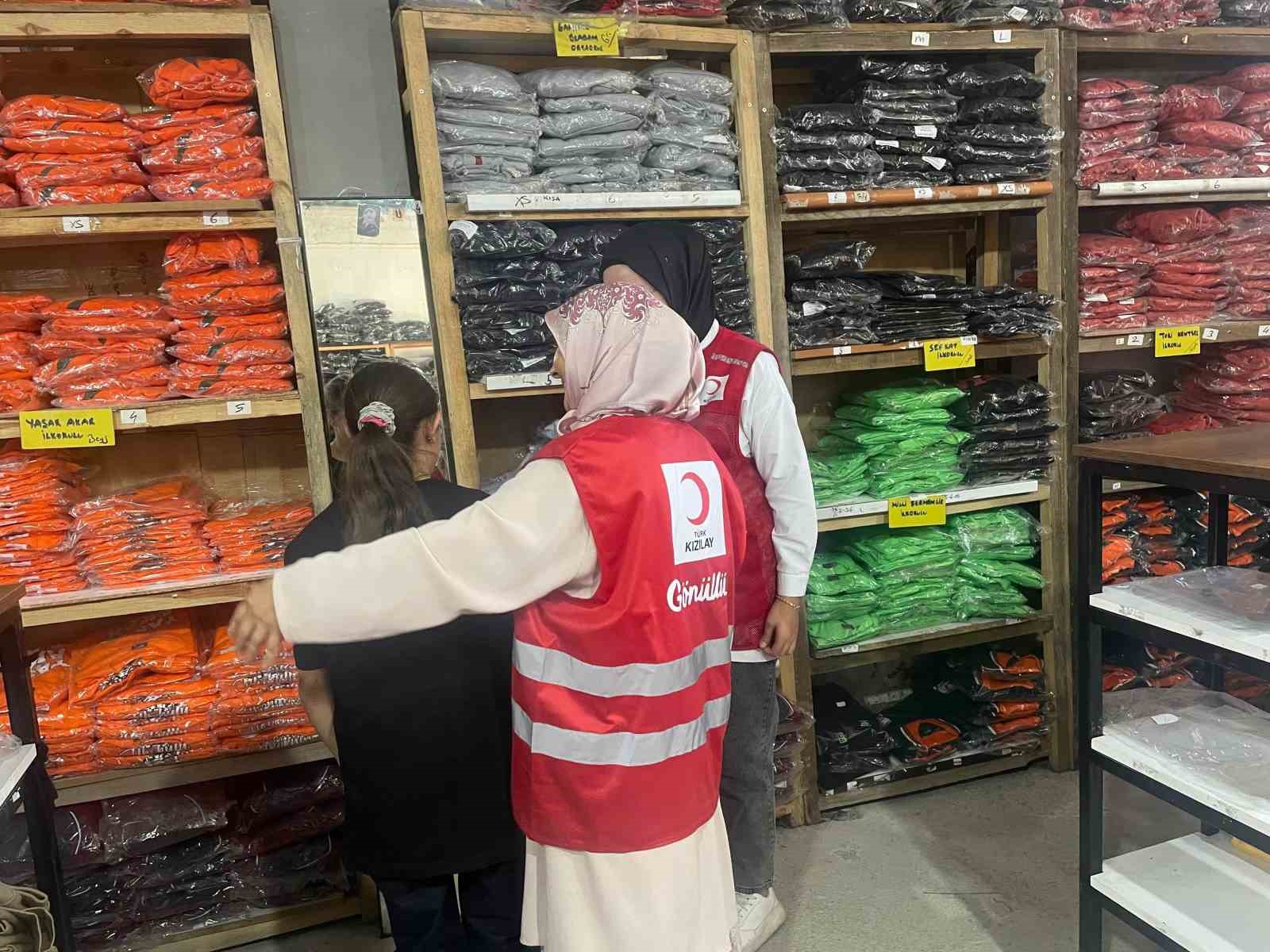 Uşak Kızılay&rsquo;dan öğrencilere giyim desteği