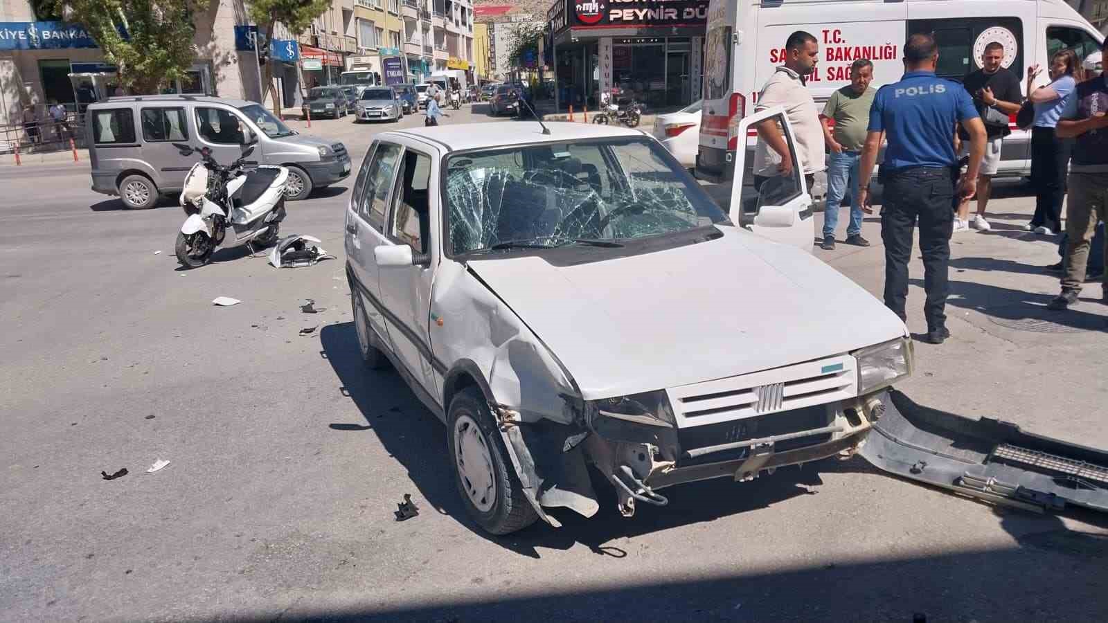 Otomobil ile motosiklet çarpıştı: 2 yaralı
