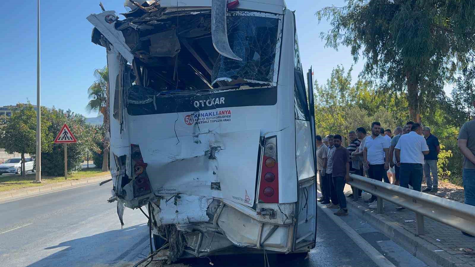 Alanya’da midibüslerin çarpıştığı kazada 15 yaralıdan 2’sinin durumu ciddiyetini koruyor
