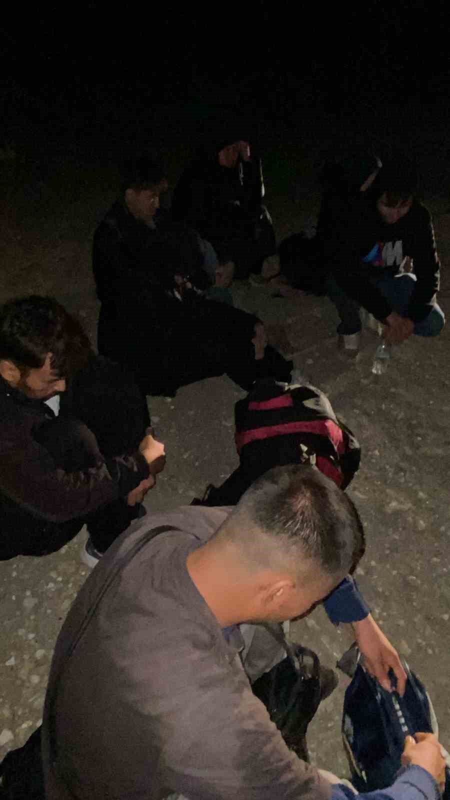 Çeşme’de 32 kaçak göçmen sahilde yakalandı
